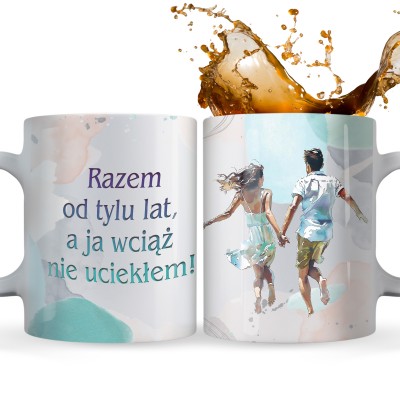 Kubek „Razem od tylu lat, a ja wciąż nie uciekłem” – śmieszny prezent dla partnera lub partnerki