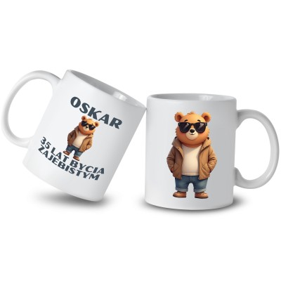 Kubek z misiem i napisem „[Imię] – 35 lat bycia zajebistym” | Personalizowany prezent urodzinowy z humorem