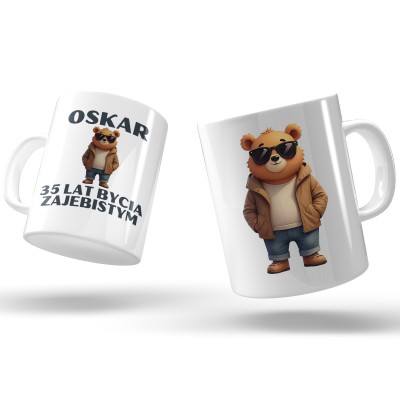 Kubek z misiem i napisem „[Imię] – 35 lat bycia zajebistym” | Personalizowany prezent urodzinowy z humorem