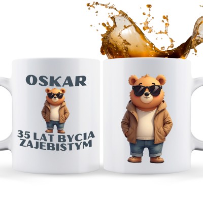 Kubek z misiem i napisem „[Imię] – 35 lat bycia zajebistym” | Personalizowany prezent urodzinowy z humorem