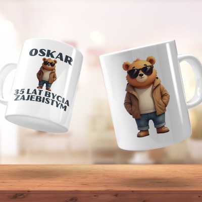 Kubek z misiem i napisem „[Imię] – 35 lat bycia zajebistym” | Personalizowany prezent urodzinowy z humorem