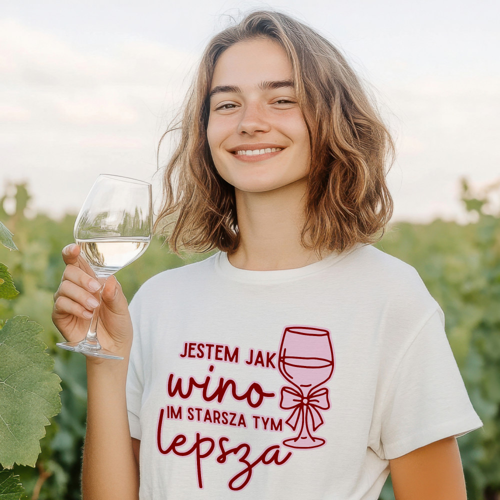 Koszulka z Nadrukiem „Jestem Jak Wino – Starsza Tym Lepsza” – Śmieszny Prezent z Charakterem