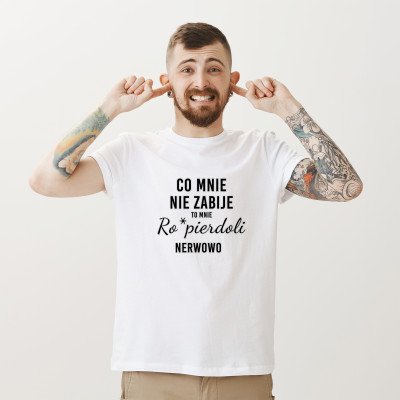 Koszulka z Nadrukiem „Co Mnie Nie Zabije, To Mnie Ro*pierdoli Nerwowo” – Mocny Humor