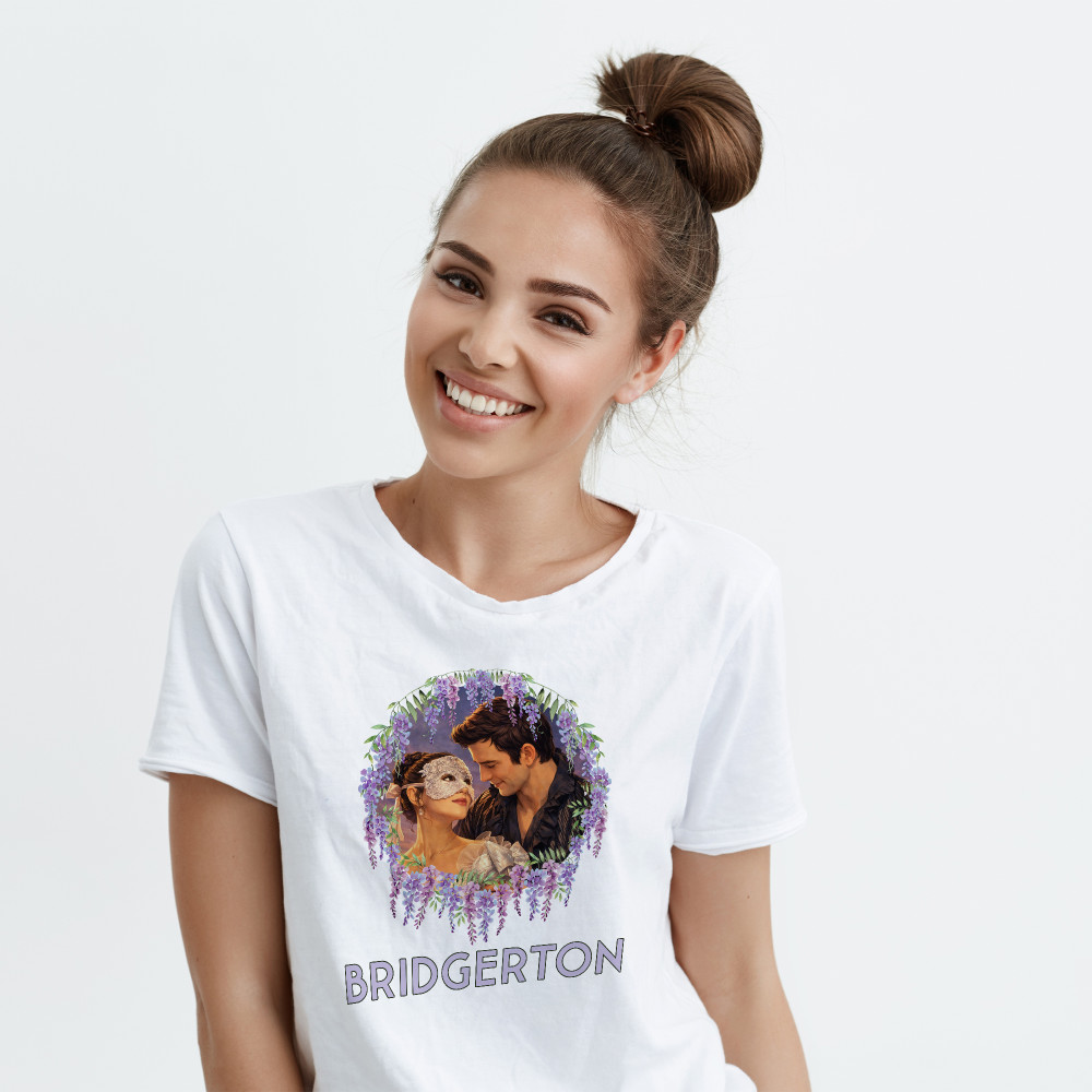 Koszulka z Nadrukiem „Benedict i Sophie” – Idealny Prezent dla Fana