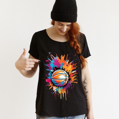 Koszulka z piłką na tle kolorowej farby | Sportowy styl i energia