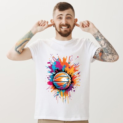 Koszulka z piłką na tle kolorowej farby | Sportowy styl i energia