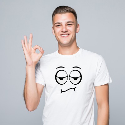 Koszulka z nadrukiem śmiesznej minki – styl i humor w jednym