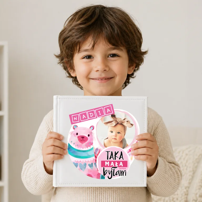 Personalizowany Album ze Zdjęciem i Imieniem – Elegancka Pamiątka z Białej Ekoskóry