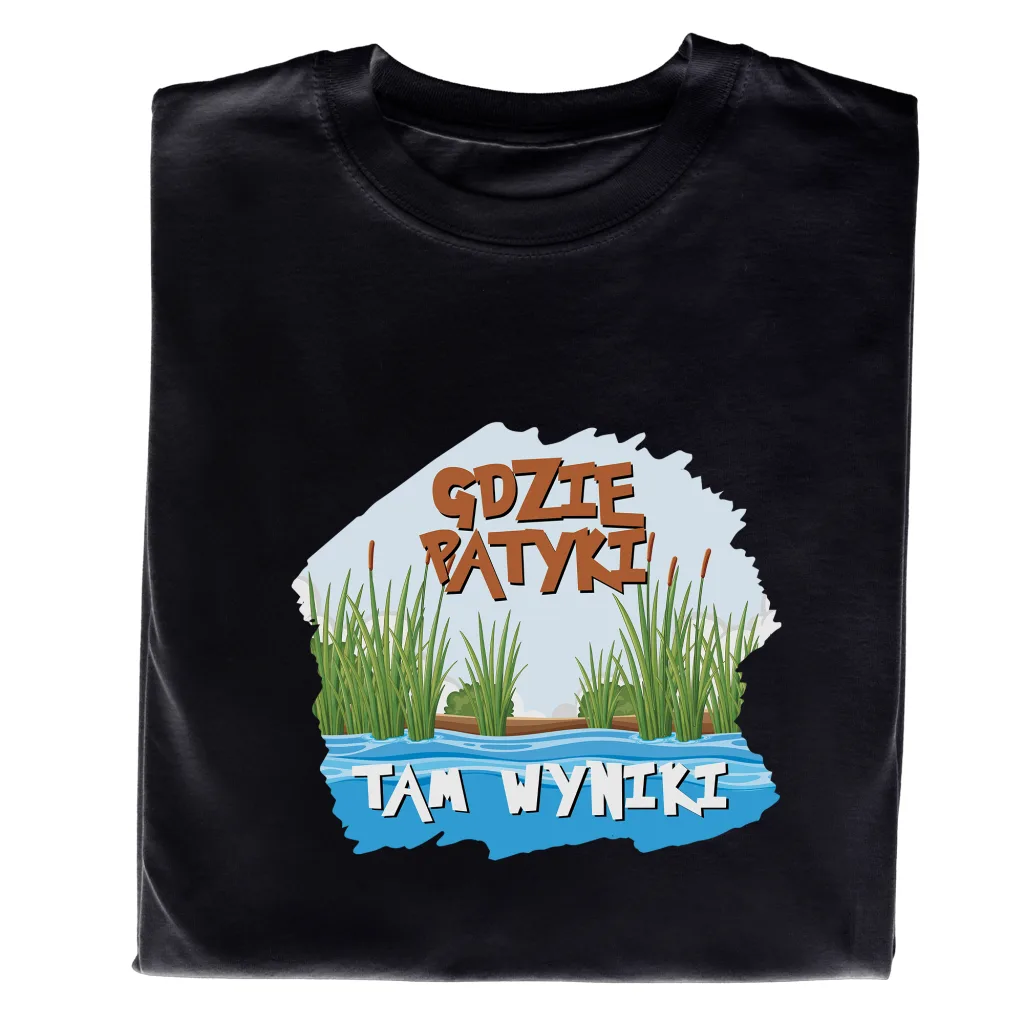 Koszulka dla Wędkarza z Nadrukiem „Gdzie Patyki, Tam Wyniki” – Prezent Wędkarski.