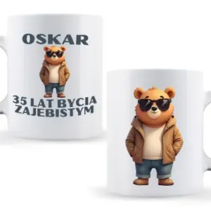 Kubek z misiem i napisem „[Imię] – 35 lat bycia zajebistym” | Personalizowany prezent urodzinowy z humorem
