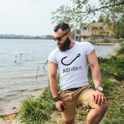 Koszulka z nadrukiem „Just Fish It” – śmieszny prezent dla wędkarza