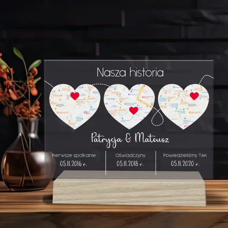 Personalizowana Statuetka dla Pary „Nasza Historia” – 3 Mapy w Kształcie Serca, Imiona i Daty